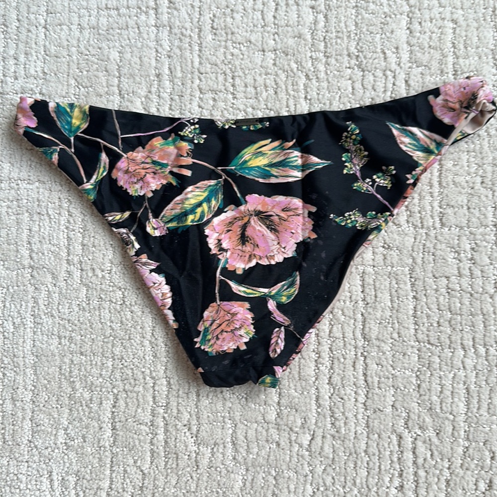 O'Neill floral bikini. Worn once. Small top and bottom. Bottoms are reversible. - Picture 4 of 5